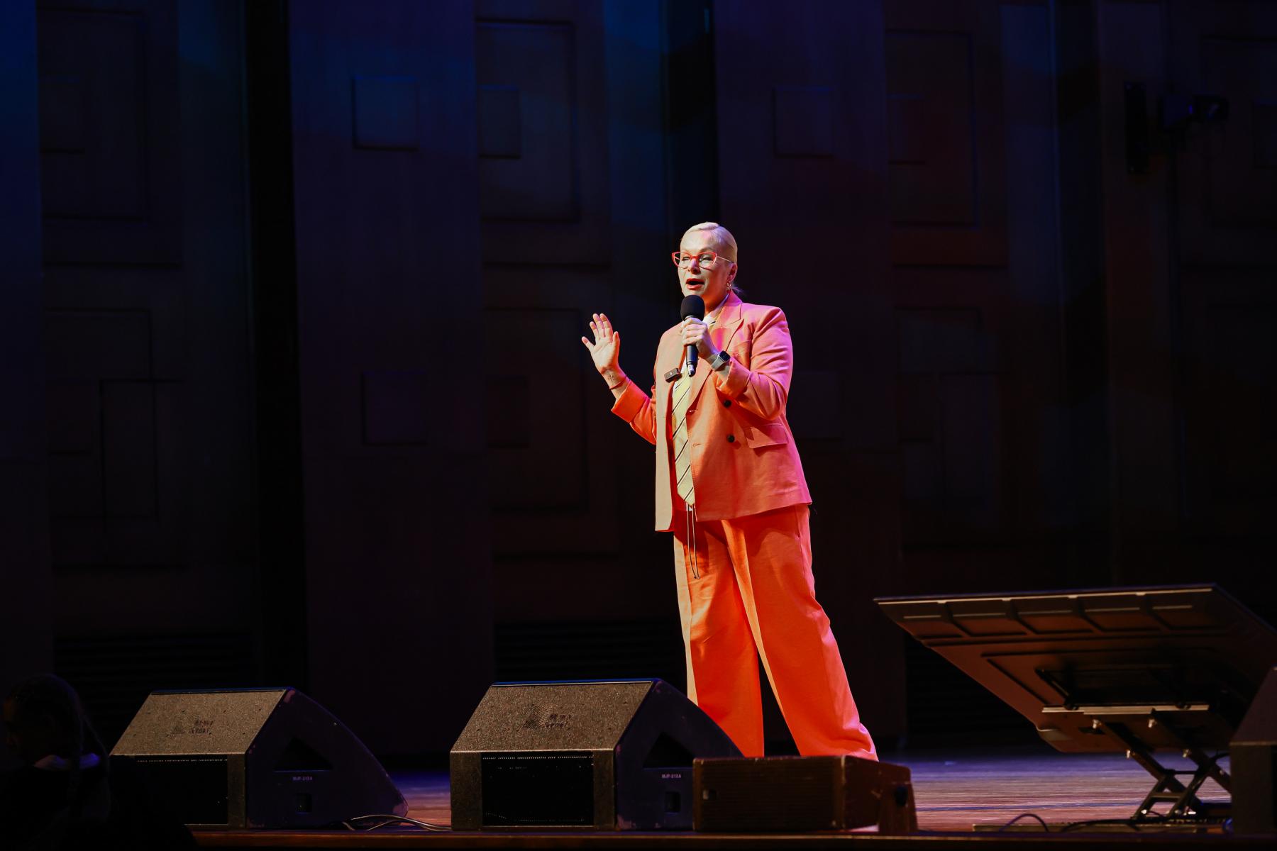 Фото Соловьёв, Савочкин, Никишева: звездные гости собрали на форуме в Новосибирске свыше тысячи человек – 100 ярких кадров 73